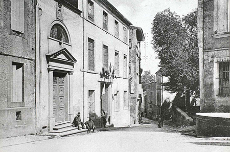 Fig. 3. Hôpital auxiliaire n°12 de la Croix Rouge, vue générale  Personnel soignant et blessés, pavillon de la Croix-Rouge, gare de Castelnaudary  (Breffeil Editeur Castelnaudary). Archives Michel Dauzat.