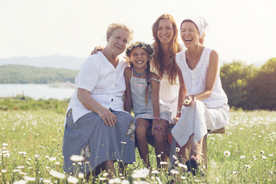 Fille, mère, grand-mère puis arrière-grand-mère, dans les familles, les générations des mamans se suivent mais ne se ressemblent pas toujours.