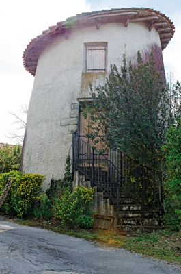 En gravissant la Rue des Moulins on aperçoit sur la gauche les restes de moulins à vent dont les ailes et l’appareillage ont hélas disparu. Réminiscences du XIXe siècle où Puylaurens était un grand marché de blé et un centre de meunerie puisque 5 moulins y tournaient en permanence. 