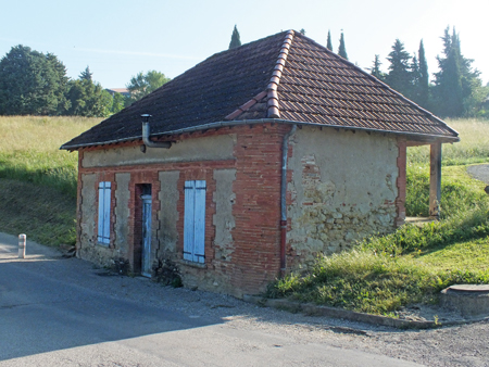 Symbole du pouvoir royal, le Beffroi occupe le centre de la bastide, point de départ de la construction urbanistique de la ville.