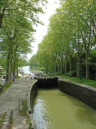 Les 4 écluses Saint Roch par Paul Sibra : quatre sas d'écluses successifs permettant aux bateaux (de 30 mètres) de franchir un dénivelé de 9,50 mètres.