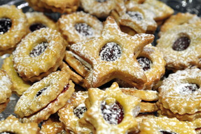 Les bredeles, ces petits sablés parfumés à la cannelles ou fourrés à la confiture sont une véritable institution en Alsace et sont présents sur les marchés de Noel au même titre que tant d’autres traditions de la région. 