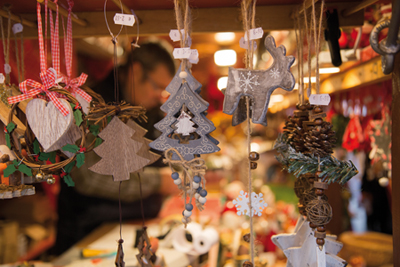 La période des fêtes s’ouvre par la décoration du sapin de Noel et de son habitat. Dans certains pays comme aux Etats-Unis, l’illumination des extérieurs est érigée en véritable art de vivre même si la tendance est désormais partout. 