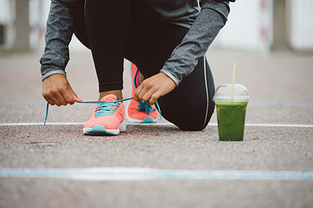 La marche à pied est le sport le plus plébiscité par les seniors. Très bénéfique pour le corps et l'esprit, la marche est l'occasion de promenades à plusieurs ou en solo.