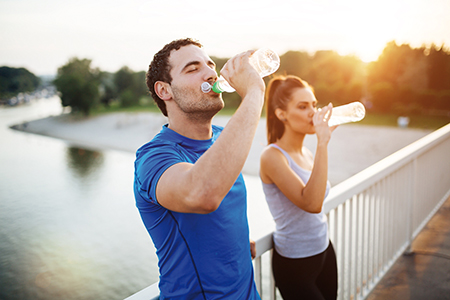 Toutes les boissons sont bonnes pour s’hydrater avant, pendant et après l’effort. Pour des besoins spécifiques, on pourra recourir aux boissons du sport apportant la fois de l’eau, du sodium et des glucides. 