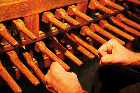 L’église Notre-Dame de la Platé de Castres est classée monument historique depuis le 11 août 1987, elle abrite 34 cloches, un bourdon de 600 kg et la plus vieille cloche date de 1650 ! le carillonneur joue sur un grand clavier de bois qu’il frappe avec ses poings. 