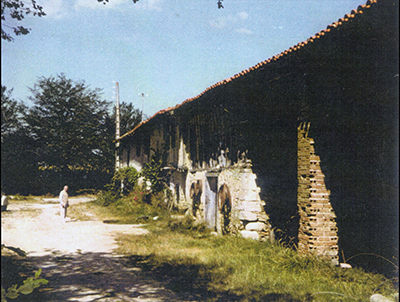 La Ferme «La Barthas», datée aux environs du XVème siècle, dont les murs au rez -de-chaussée sont en terre. L’étage est en colombage, construit avec des poutres scellées par de la paille et de la terre glaise mélangées (paille bart en patois).Démolie, elle a été remplacée par une maison d’habitation neuve. La Ferme «La Barthas», datée aux environs du XVème siècle, dont les murs au rez -de-chaussée sont en terre. L’étage est en colombage, construit avec des poutres scellées par de la paille et de la terre glaise mélangées (paille bart en patois).Démolie, elle a été remplacée par une maison d’habitation neuve. 