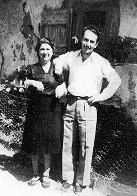 Avec ma mère en 1946, (j’ai 16 ans) et des corneilles apprivoisées sur mon épaule ou les bras de ma mère 
