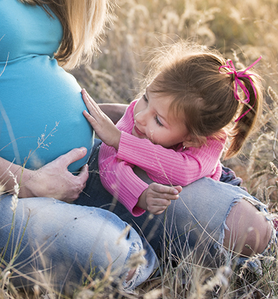 Chaque année, de leurs petites mains, les enfants fabriquent un cadeau unique qu’ils sont très fiers d’offrir à leur maman alors que papa s’occupe d’un cadeau plus « conventionnel » !