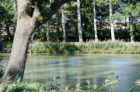 L’écluse d’En-Cassan se situe à 2848 mètres de l’écluse de Renneville et à 1560 mètres de l’écluse d’Emborrel sur la commune d’Avignonet Lauragais 