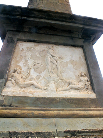 bas relief de l'obélisque de Riquet