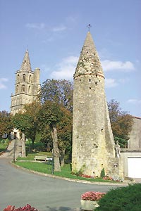 La tour de défense à côte du Croisé et l'église en fond
