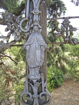 vierge sur la croix de St Cerny