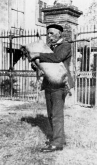 Jules Costes dit "Le Cocut de garrevaques" photographié en 1943