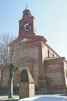 La façade de l'église de Lanta est percée de quatre baies campanaires et supporte un carillon de quatorze cloches. L'église a été construite sur l'emplacement de celle appartenant au château des Hunaud de Lanta, famille indissociable de l'histoire cathare.