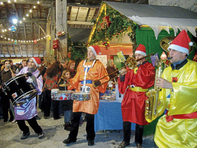 Les marchés de Noël sont souvent  l'occasion d'animations festives.  Ici, le marché de Revel qui se déroule sous la halle et les arcades.