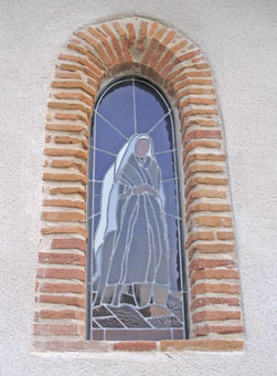 Sainte Bernadette fut témoin de dix-huit apparitions mariales en 1858. Elle est ici représentée sur un vitrail de l'église Saint-Sernin de Sanissac.