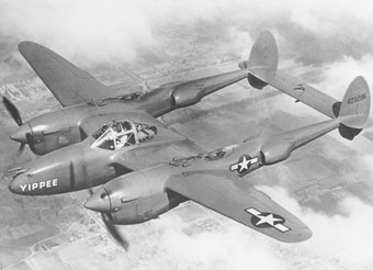 Antoine de Saint Exupéry pilotait cet avion de chasse, le Lockheed P38 Lightning USAF, le jour de sa disparition. Ce chasseur de haute altitude était doté de 4 mitrailleuses et un canon.