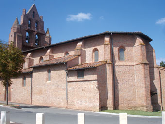 L'église d'Ayguesvives est caractéristique de l'époque du pastel, construite dans un style gothique tardif, clocher-mur typique du Lauragais