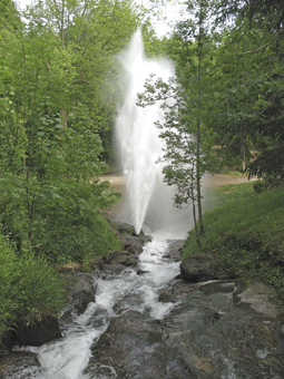 Des allées promenades permettent d'apprécier l'eau jaillissante des cascades et jets d'eau, dans ces sous-bois