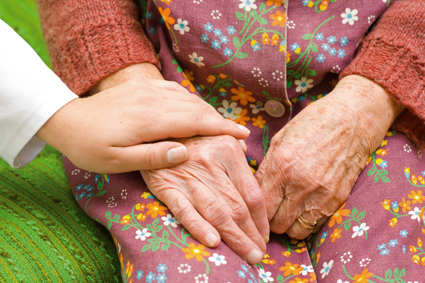 Le service à domicile permet aux personnes âgées de  rester chez elle tout en gardant un lien social que la vie professionnelle de leurs enfants éloigne d'eux
