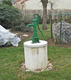 fontaine à pompe reconstituée par Camille Puibusque