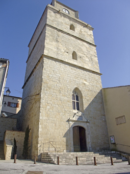 Le donjon d'Auriac sur Vendinelle sert de clocher à l'église Ste Marie Madeleine. De style roman massif, san ouverture et de grande hauteur, il témoigne de l'époque médiévale