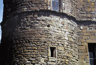 Les bouches à feu du château de Loubens, construction typique de l'époque du pastel, nous rappellent le temps où l'on devait se protéger des attaques