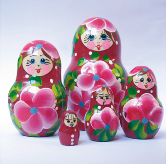 Les matriochkas, en français poupées russes, sont le symbole de la famille. A leur création à la fin du 19ème siècle, elles incarnaient la figure de la paysanne robuste, en habits traditionnels entourée de ses enfants. Elles demeurent aujourd'hui associées à la maternité.