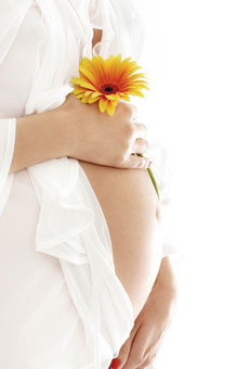 Pendant la grossesse, l'haptonomie permettrait de créer un lien affectif entre les parents et l'enfant. Il s'agit d’entrer en contact avec le bébé in utero via le toucher et la voix, accompagné par un médecin ou une sage-femme.