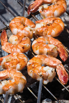          La cuisson au barbecue convient très bien aux crustacés. Pour une brochette de crevettes savoureuse, pourquoi ne pas les marier par exemple avec des noix de Saint-Jacques marinées, ou de la mozzarella et du basilic. 