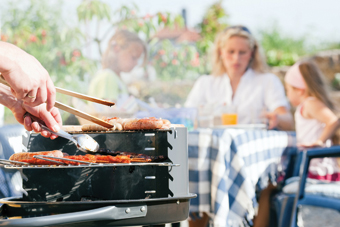 Le barbecue donne tout de suite un petit air de vacances! En pique-nique ou  sur la table de  jardin, toutes les formules sont bonnes pour aider les petits comme les grands à patienter avec le sourire avant le vrai départ.