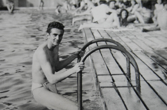 Jean Belloc à 15 ans dans la piscine de Castel-naudary qui se situait alors près de l’hôpital.  Déjà comme un poisson dans l’eau, il compte également, comme ses frères, parmi les maillons forts de l’équipe locale de football.