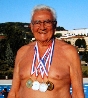 A 83 ans, Jean Belloc n’en finit pas de courir les compétitions. Au Championnat de France de 2009 à Vienne, il remporte une véritable moisson de médailles  en arrivant en première position aux “50 m” et  “200 m dos” puis second aux “1500 m nage libre”  et “200 m brasse”