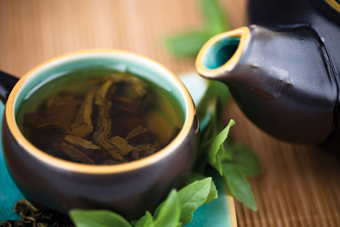           La quantité de théine d’une tasse de thé est  fonction de sa couleur. Un thé noir en contient plus qu’un thé vert ou qu’un thé blanc, quant au thé rouge, il en est exempt ! Le thé a pourtant une action plus douce que le café, en effet, plus il infuse, plus il en libère des tanins qui vont diminuer la quantité de théine tout en prolongeant l’effet dynamisant.