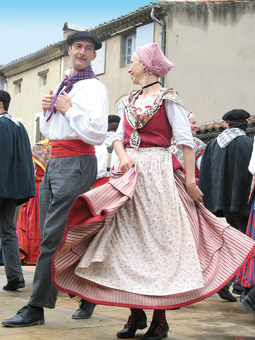    On peut admirer des costumes traditionnels portés par les membres du groupe foklorique “Le Poutou de Toulouse” lors de la fête de la Cocagne à Saint Félix Lauragais.