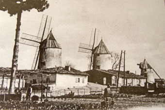 Paysage assez rare de nos jours, un alignement de moulins : ici les anciens moulins de Caraman au début du 20ème siècle