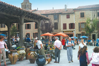 Le marché de potiers, sur la place Guillaume Nogaret à Saint Félix Lauragais, rendez-vous annuel de l’art et de l’amitié entre les Saint-Féliciens et les maîtres de la poterie et de la céramique, dans un cadre typique du Lauragais.