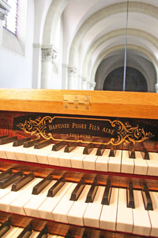 Les facteurs d’orgue marquent leur passage. En dehors des quelques aménagements réalisés ces 30 dernières années, Baptiste Puget Fils Aîné est celui qui a donné à l’orgue de Revel sa facture actuelle. La maison était établie à Toulouse.   