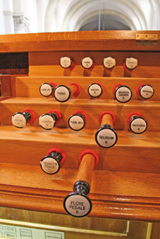 Ce visuel nous montre les 16 jeux de l’orgue de Revel qui se trouvent à la droite du clavier, il en existe 34 au total (les autres sont à gauche). Egalement appelés tirasses, les jeux sont actionnés par l’organiste qui choisit les différents registres souhaités. 