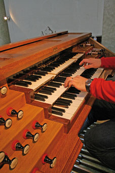 L’orgue de Revel comprend 3 claviers. On note que les touches sont légèrement plus étroites que celles d’un piano. Les sensations de l’organiste et du pianiste sont sans aucun doute totalement différentes.