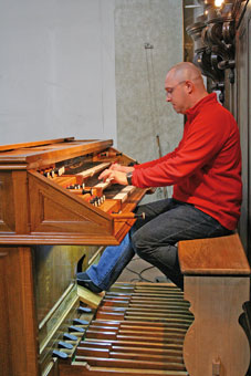 Olivier Brugidou de Couffinal est l’un des organistes de l’Eglise de Revel. Autodidacte, il n’a jamais pris de cours de musique mais bénéficie à coup sûr d’une oreille musicale hors norme. Il anime les offices avec les cantiques sélectionnés par l’équipe d’animation de chants.