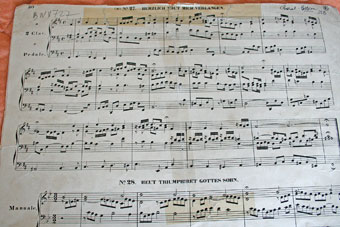 Voici un exemple de partition pour orgue. On notera la présence d’un système composé de trois portées correspondant, de haut en bas, à la main droite, à la main gauche et aux pieds.