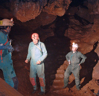 En 2008, Kiki le spéléologue en compagnie de son ami Jean-Paul Calvet. Ce jour-là dans la grotte de Calel, ils examinent l'escalier sur lequel Jacques se tient fièrement. Ses marches taillées datent du XI° siècle. 