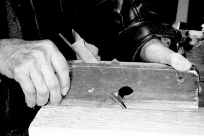 Le rabot guillaume était destiné, grâce à sa partie saillante, à créer des feuillures, c’est-à-dire des en-tailles permettant d’emboîter différentes pièces de bois. 