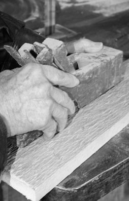 Le rabot à moulure était utilisé, comme son nom l’indique, pour fabriquer les moulures des portes, fenêtres ou meubles. Sa lame d'acier, aiguisée et moulurée est emmanchée obliquement dans une pièce de bois de forme allongée. 