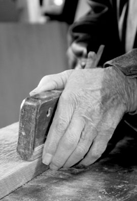 C’est à la main qu’Hervé  Bourdil apprend d’abord les métiers du bois. Cette exigence à laquelle tenait beaucoup son grand-père lui a permis d’apprendre la précision, l’adresse mais également l’endurance requises pour être un bon charpentier.