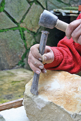 La chasse est utile pour éclater la pierre et permet de faire une coupe franche. On tape dessus à l’aide d’une massette.  