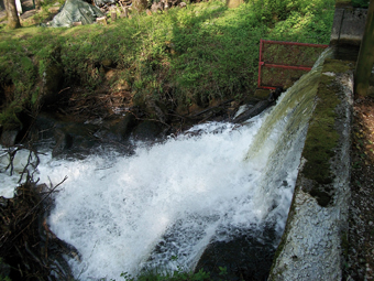 L'épanchoir du Conquet : le déversement des eaux dans le talweg affluent du Sor (avril 2011).