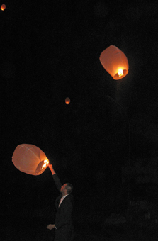 Lancers de lanternes pendant le mariage